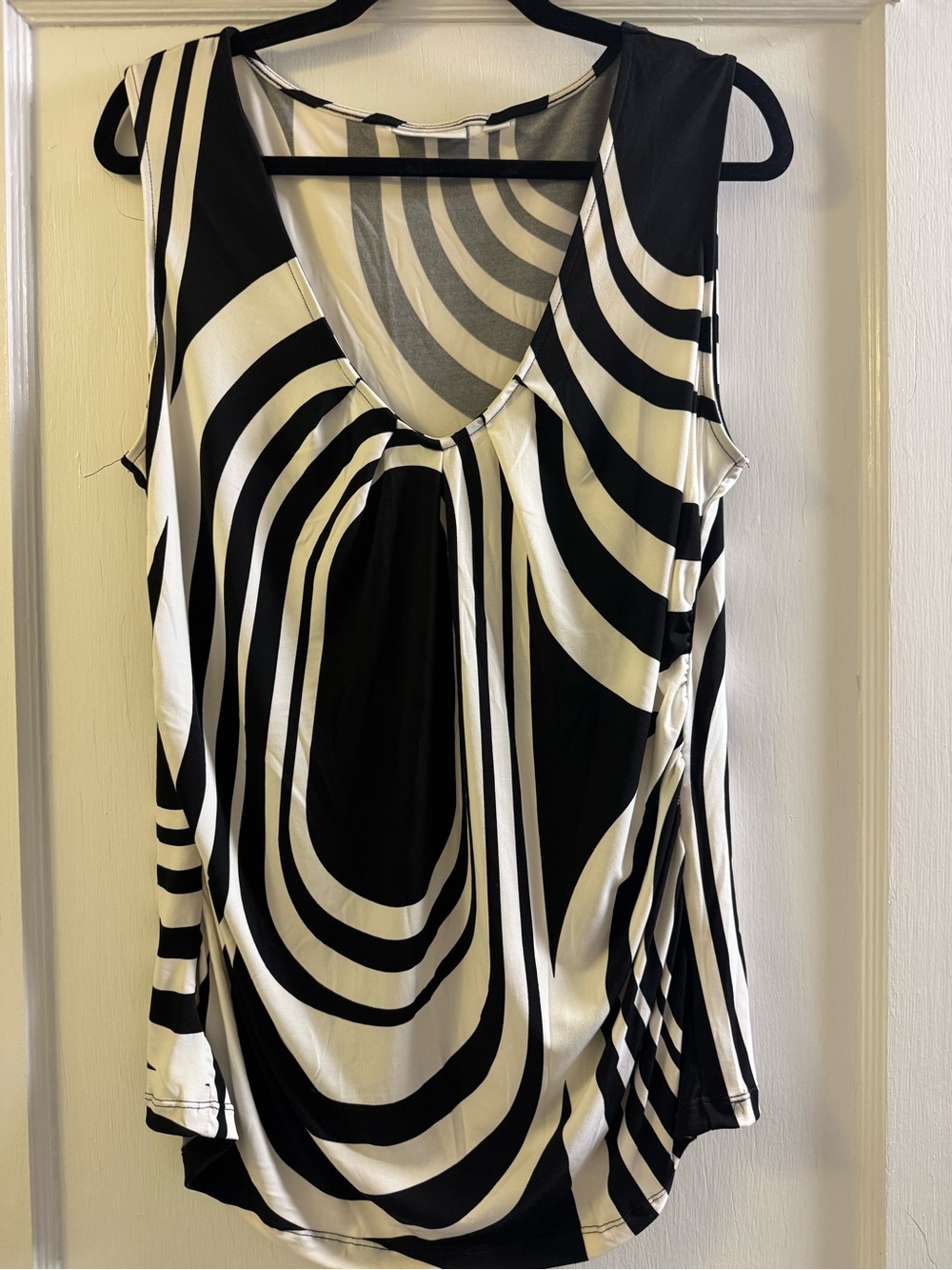 New York & Company Black and White Graphic V-Neck Tank